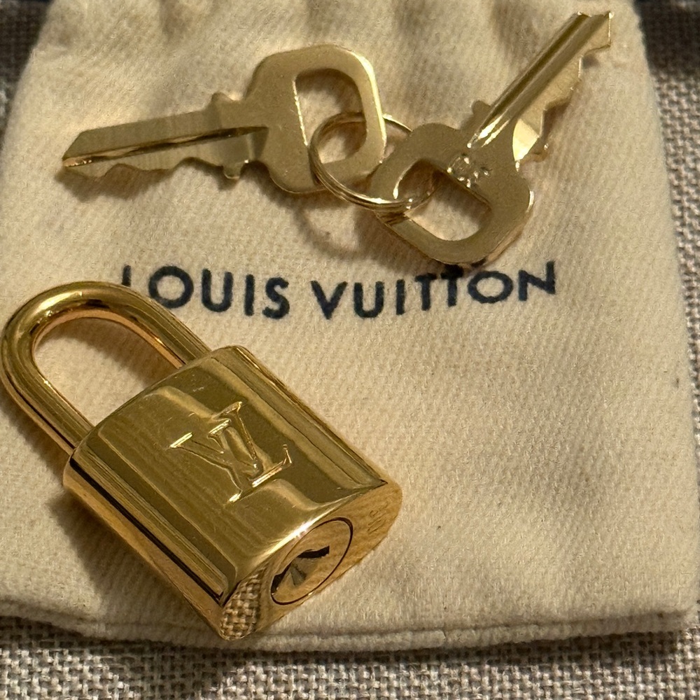Louis Vuitton Shiny Gold Padlock with Keys like new good condition brass